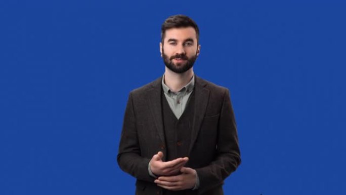Man business blogger vlogger电视新闻领先主持人说话孤立的蓝屏色度键