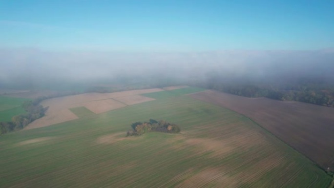 在耕地上方的云层中飞行。飞入云层的摄像机视图。在云中飞行。阳光普照的云。版本3