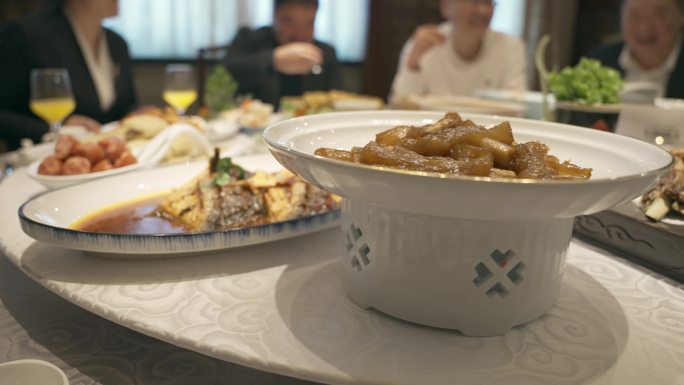 饭店吃饭聚餐的人