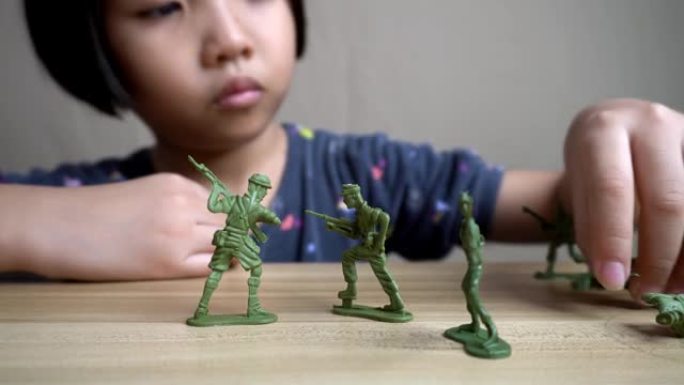 小女孩玩绿色的士兵玩具