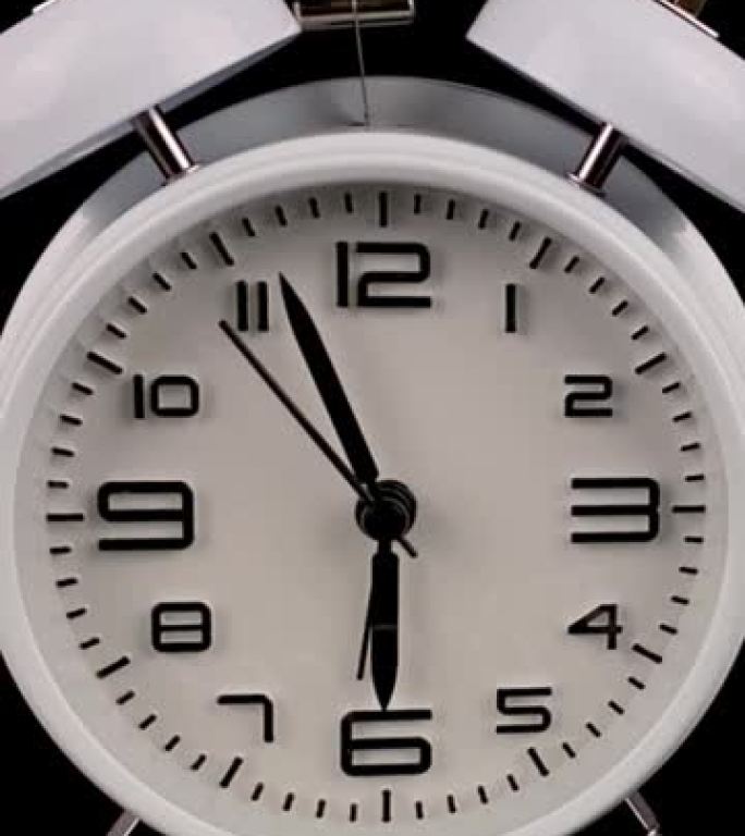 黑色背景上的老式白色闹钟，6点响起。