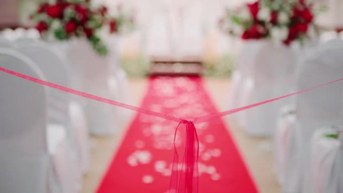 婚房用鲜花装饰的婚椅