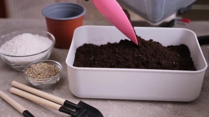 家庭园艺和植物移植-妇女用花园勺倒土箱制备基质