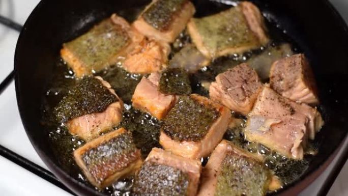 鳟鱼鱼片在煎锅上煮熟