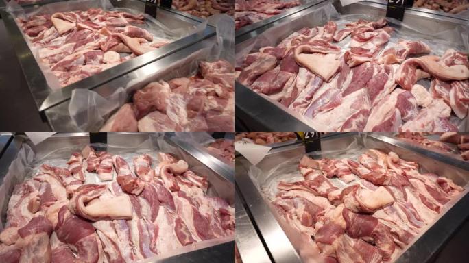肉店市场柜台上的新鲜切块牛肉或猪肉