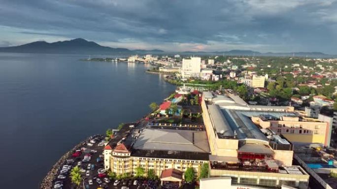 北苏拉威西省万鸦老市附近海岸线的鸟瞰图