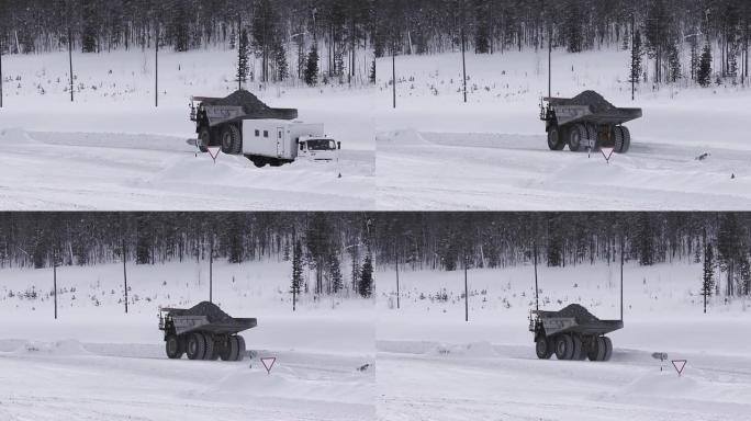 冬季在金矿采石场用砂金自卸车。自卸车从金矿采石场取金的慢动作镜头。