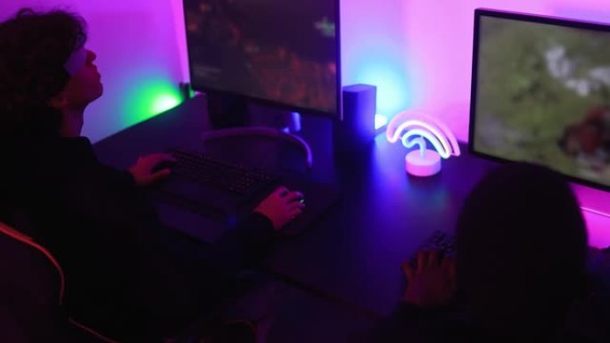 使用vr耳机参加电子竞技比赛的年轻游戏玩家-新技术游戏趋势和娱乐概念