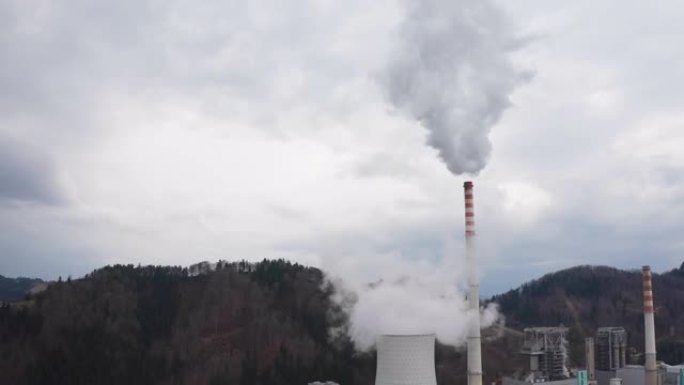 烟囱和塔楼的Co2排放和水蒸气，空中射击