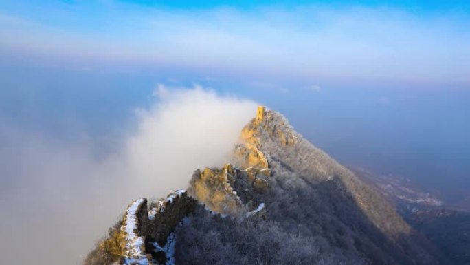 长城在冬天的雪和云中被推迟