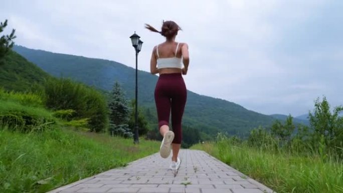 新型冠状病毒肺炎疾病后康复的健身锻炼，妇女正在跑步训练肺部