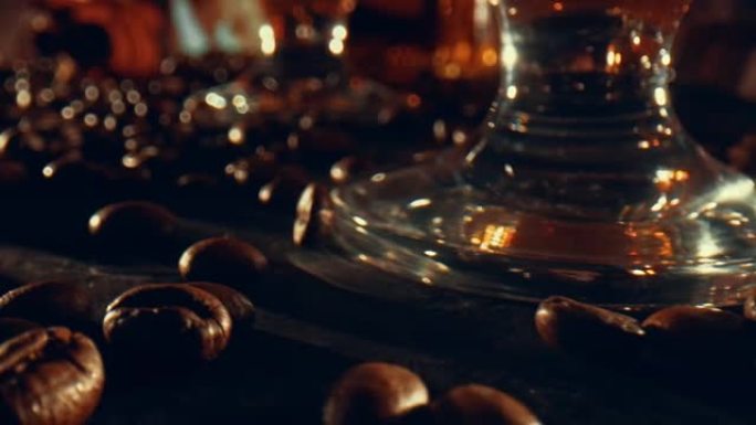 一杯威士忌和肉桂棒在散落的咖啡谷物中