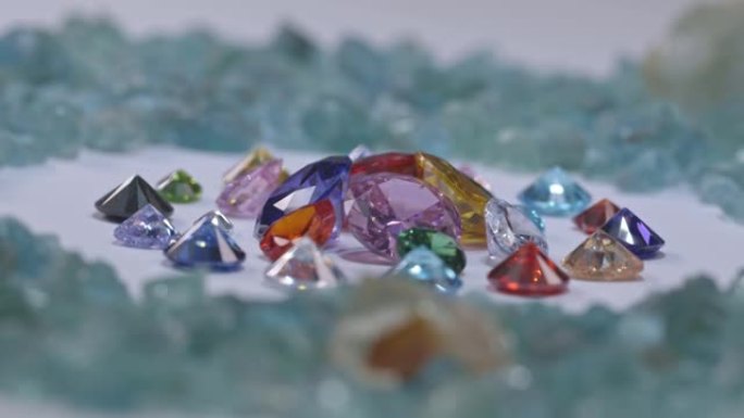 粗糙的蓝色石头里有一堆五颜六色的钻石。
