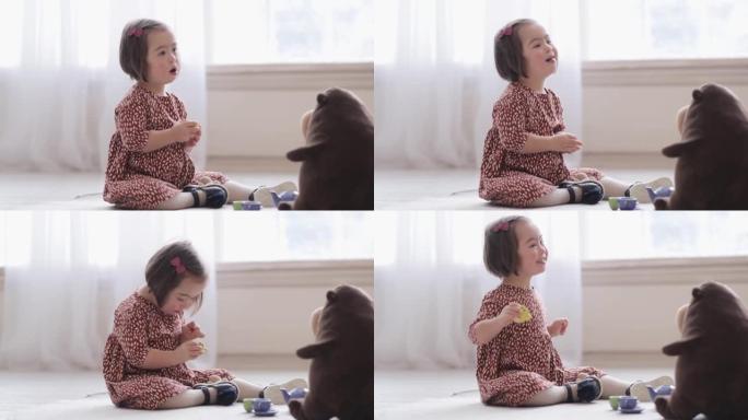 国际唐氏综合症日，3月21日，幼儿园可爱的友好女孩在地板上玩玩具