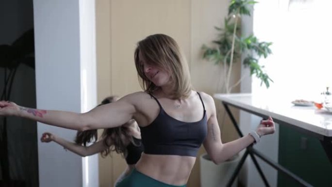 俄罗斯母女在家锻炼穿瑜伽服