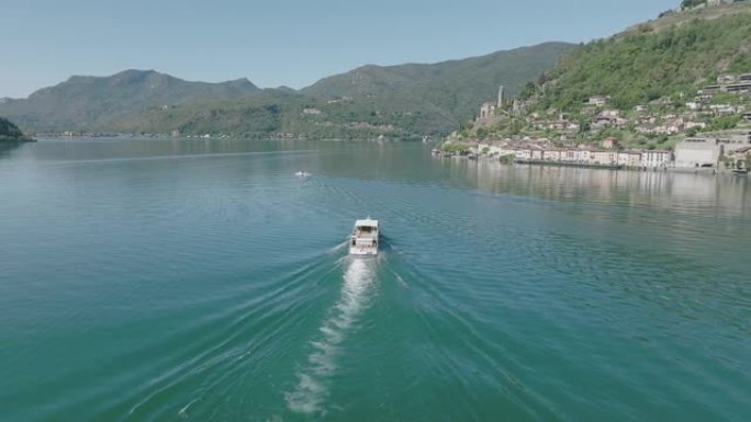 在湖上移动的渡轮的空中无人机视图