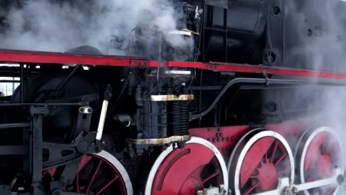 覆盖着蒸汽的老式复古机车列车
