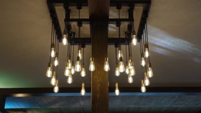 天花板上有许多发光灯丝灯泡的灯具。