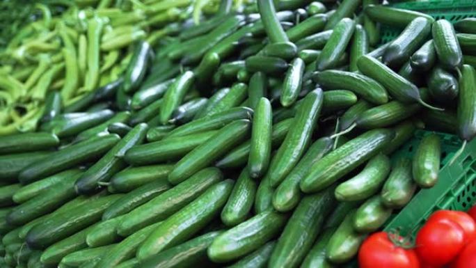 伊斯坦布尔街头市场的蔬菜——黄瓜和辣椒粉