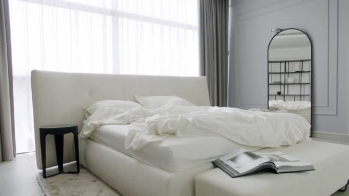 卧室配有一张白色特大床。现代酒店卧室内部和双床