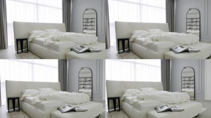 卧室配有一张白色特大床。现代酒店卧室内部和双床