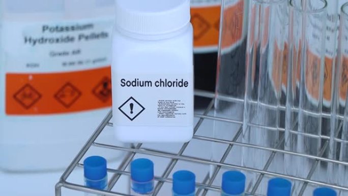 瓶中的氯化钠，实验室和工业中的化学物质