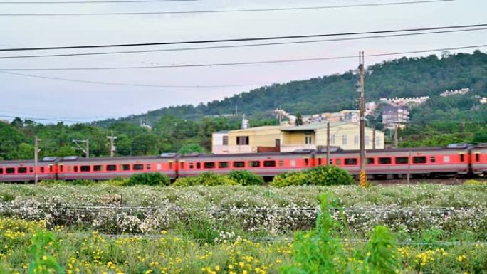 橙色的火车穿过乡村。
