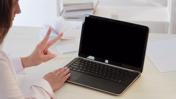 商务网上研讨会在线会议女性空白笔记本电脑