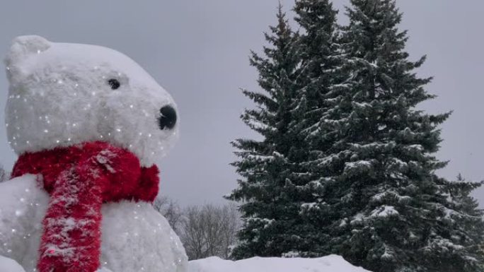 城市冬季降雪下装饰有玩具和人造鹿和熊的圣诞树