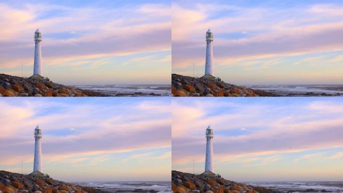 在多云的天空和阳光照射下被大海包围的灯塔在高清拍摄