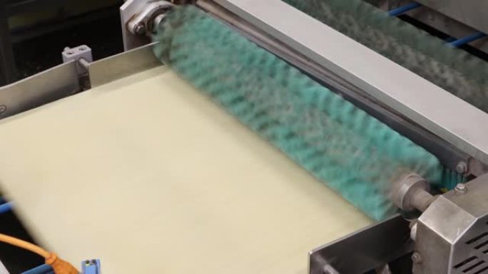 在一家糖果厂的生产线上生产巧克力华夫饼