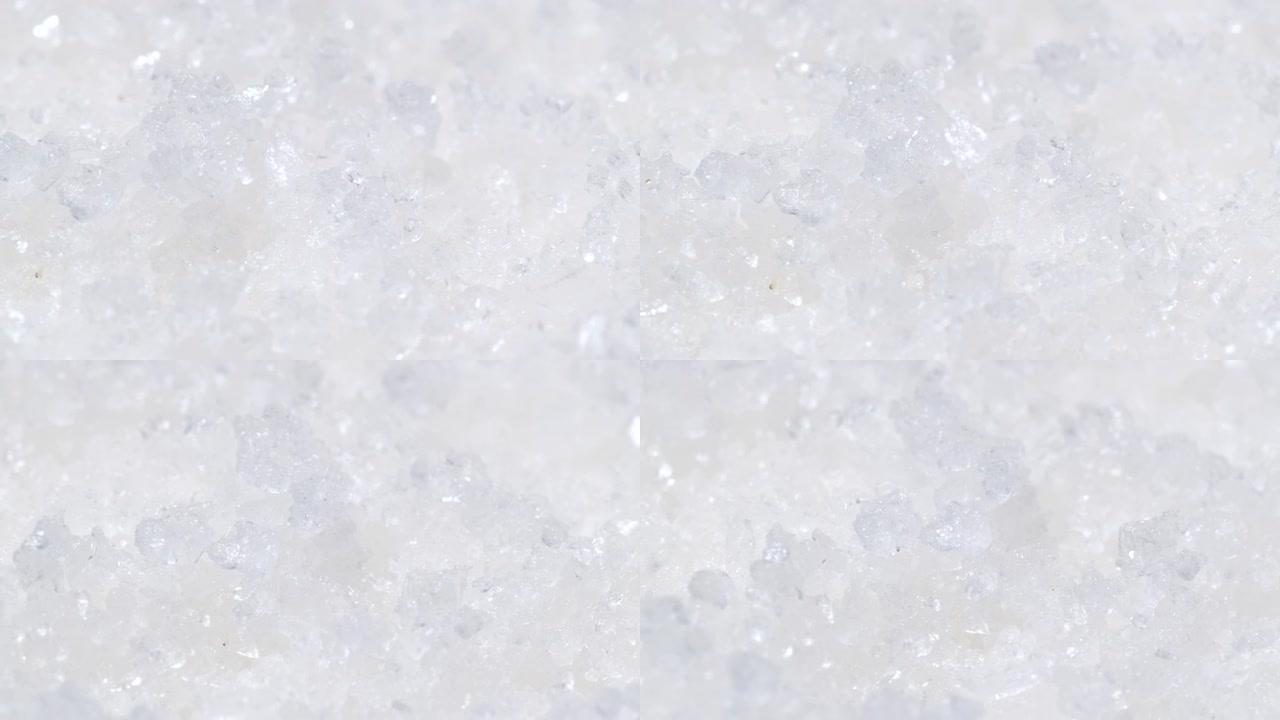 厨房碘盐在盘子上旋转的特写。水晶白盐视频背景