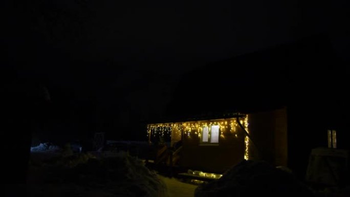 晚上木屋上的圣诞灯