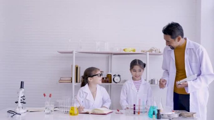 4k，亚洲男老师，走近两个站着做笔记的女孩，结果他们的实验，告诉分数过去的试验，孩子们看起来很高兴，