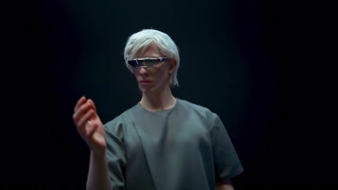 虚拟现实人眼镜体验模拟特写。未来主义的金发女郎