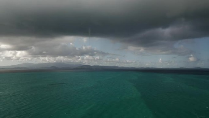 无人驾驶飞机在加勒比海捕获水龙卷