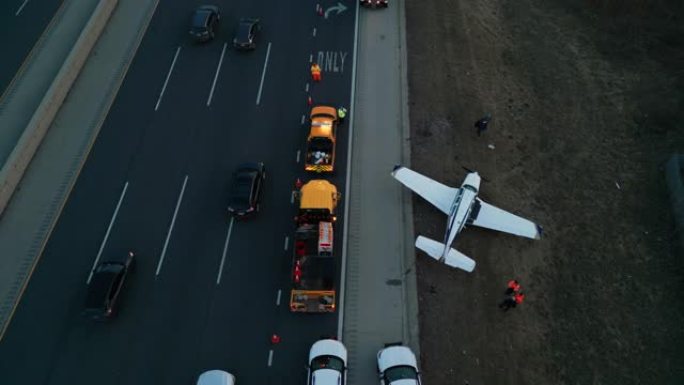 紧急飞机降落在高速公路上。无人机射击上方