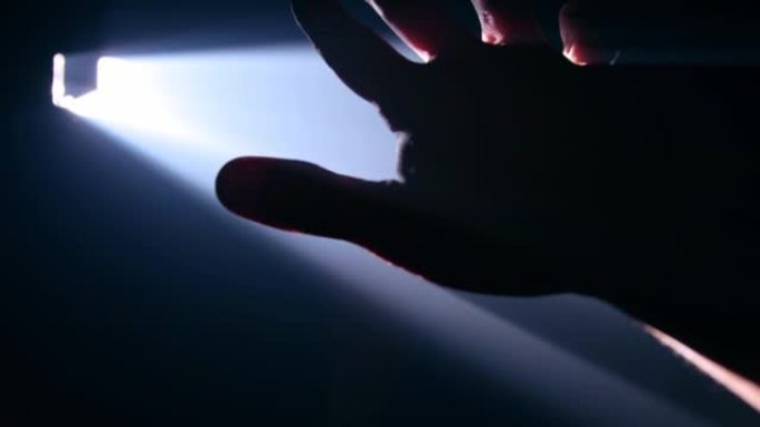 男人握着他的手抵御光线