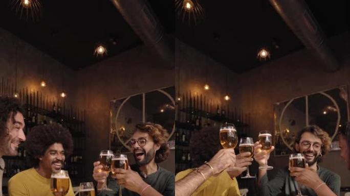 酒吧欢乐时光下班后，一群同事在餐厅酒吧用啤酒敬酒的垂直视频