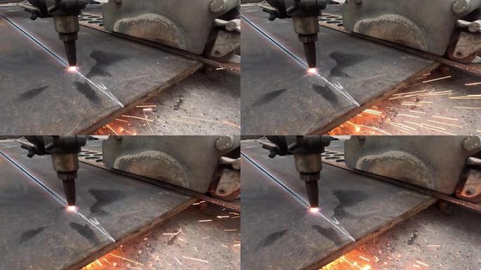 工厂自动气体切割机切割钢材。