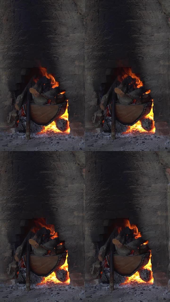 木炭窑内缓慢燃烧的木材。