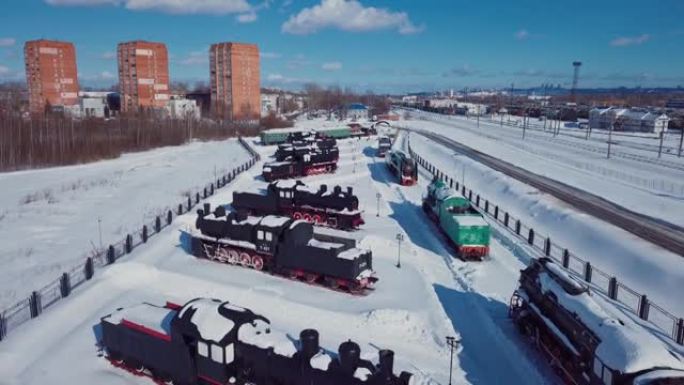 白雪皑皑的下诺夫哥罗德 (nizny Novgorod) 的冬季视图到旧蒸汽机车的4k航拍画面