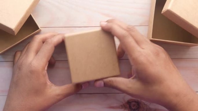 人的俯视图打开一个空的小礼品盒