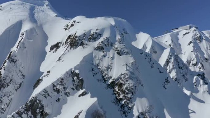 雪山飞离煤气管石坡岩土如画的冬季景观鸟瞰图