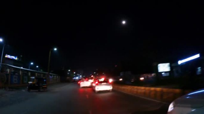 拉杰科特市道路交通的夜间延时视图。在城市地区旅行