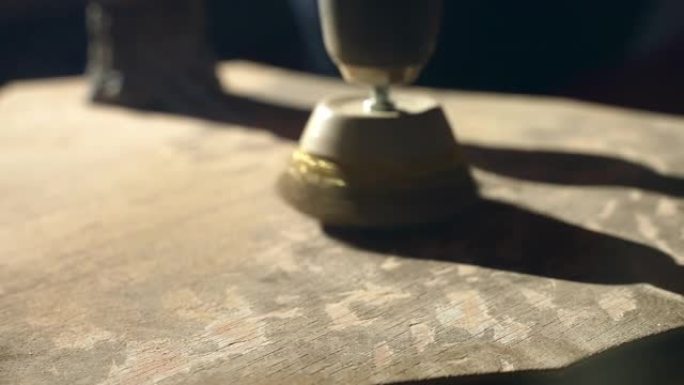 电动研磨机用圆形金属喷嘴砂磨木板表面去除旧棕色油漆，砂磨机的圆周运动去除脏污并产生锯末。装修过程仿古