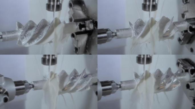 带水冷系统的车削铣床切割金属工件