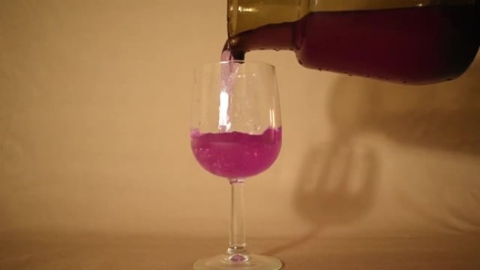 藤蔓玻璃中的紫色湖色液体