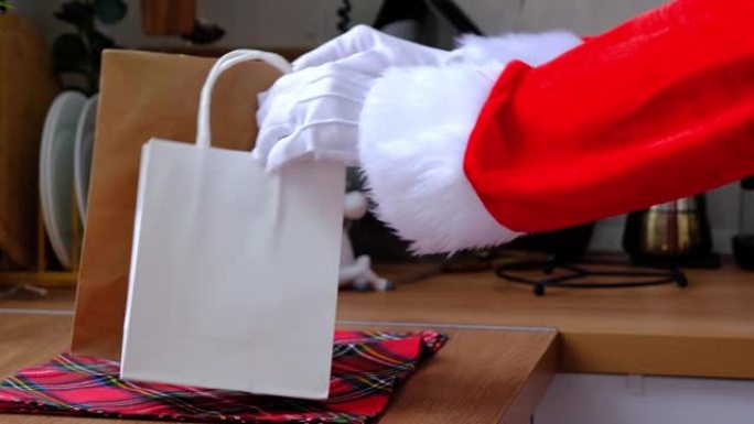圣诞老人把它放在厨房的桌子上，拿走纸袋，里面有工艺礼物、自制蛋糕和食物。生态友好，包装回收，手工制作