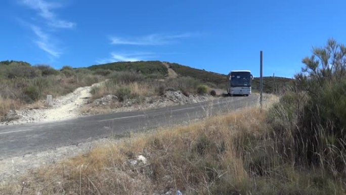 与游客一起缓慢下降的汽车在山上有许多干燥植被的盘绕道路上73